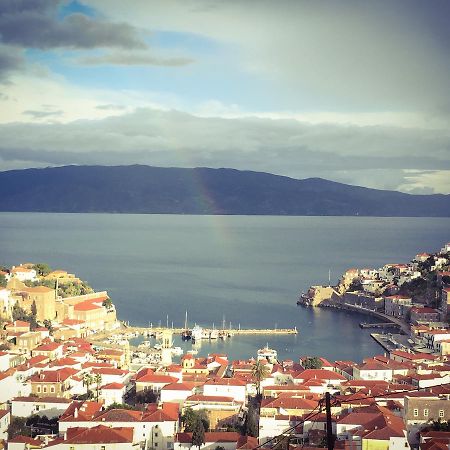 The Home Overlooking The Harbor Hydra  Buitenkant foto